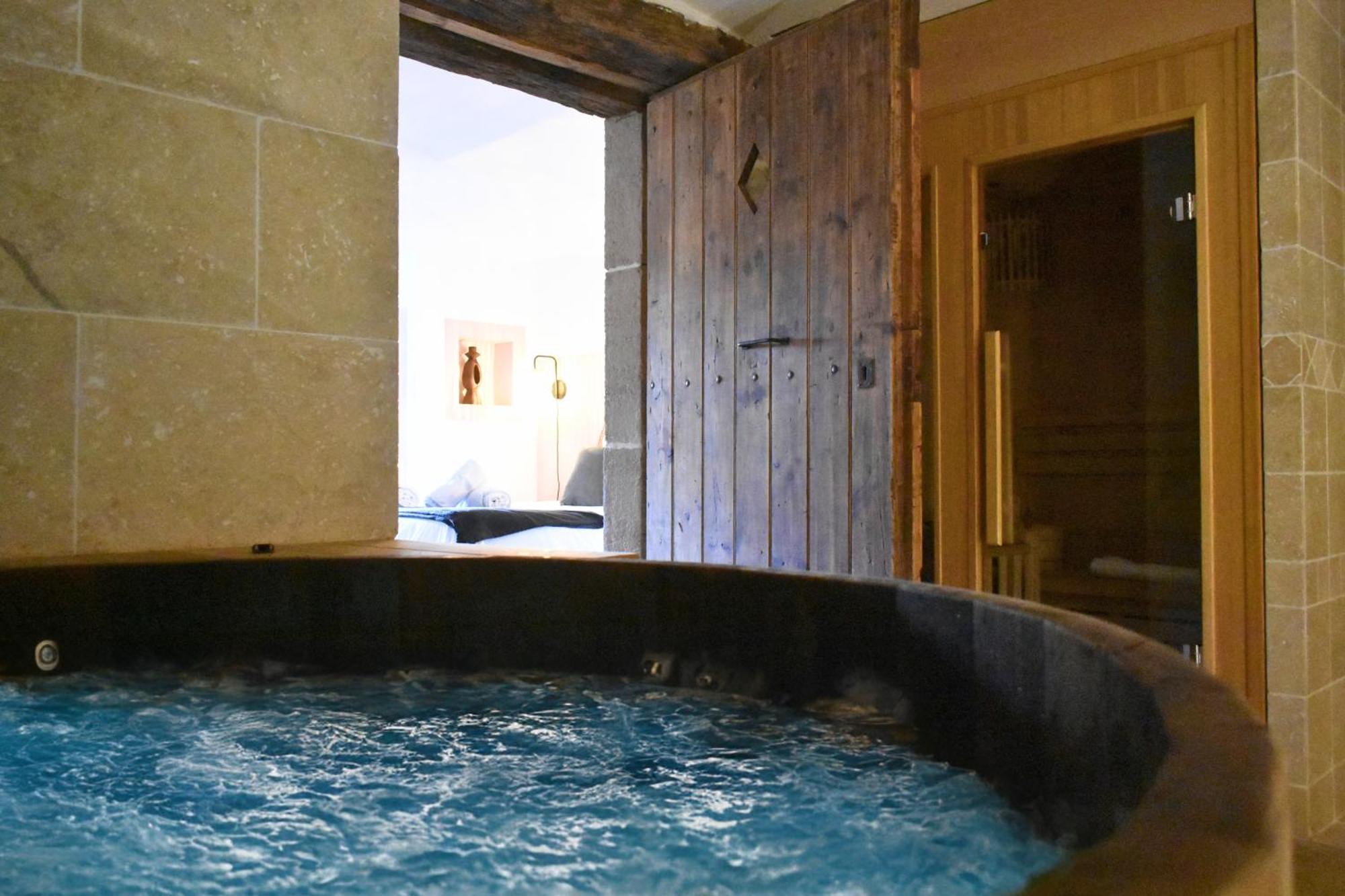 شقة Hebergement Insolite Avec Jacuzzi Privatif مييو المظهر الخارجي الصورة